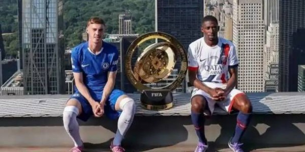 太会整活！帕尔默登贝莱高空与世俱杯奖杯合影，复刻经典为决赛预热！